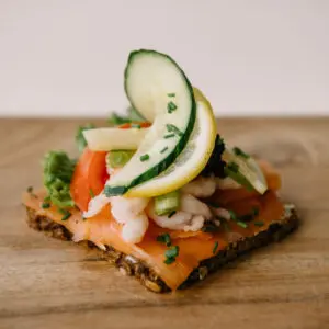 Myrktbreyð við laksi