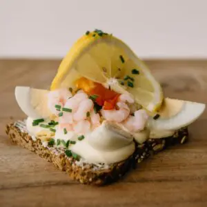 Myrktbreyð við egg&rækjum